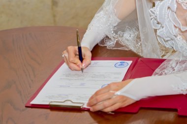 evli çift evlilik kayıt formu imzalama