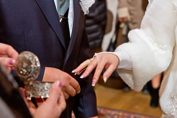 La novia lleva un anillo de bodas al novio. —  Fotos de Stock
