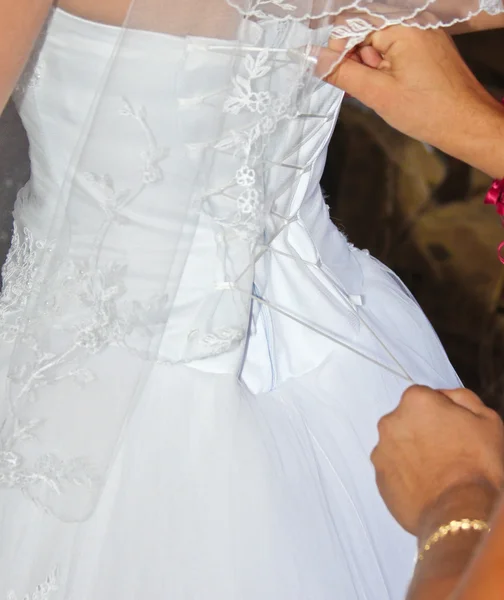 Aanscherping van een korset aan de jurk — Stockfoto