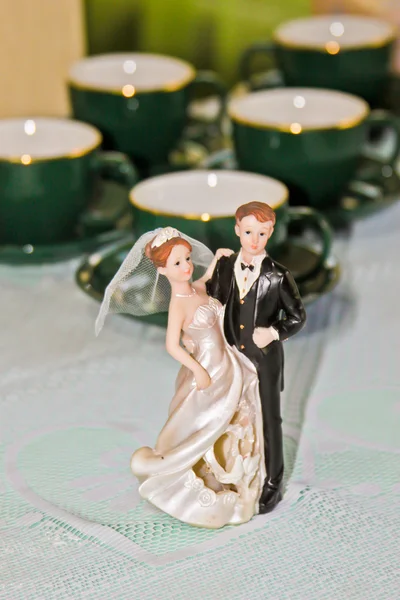 Figurine of bride and groom on the table — Stock Photo, Image