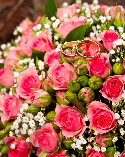 Snubní prsteny na růžích — Stock fotografie