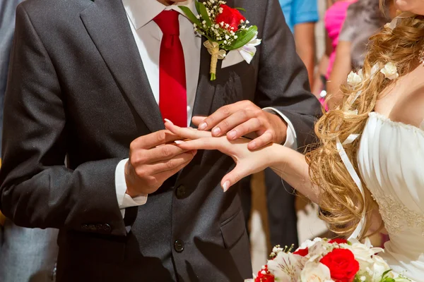 El novio lleva la novia anillo — Foto de Stock