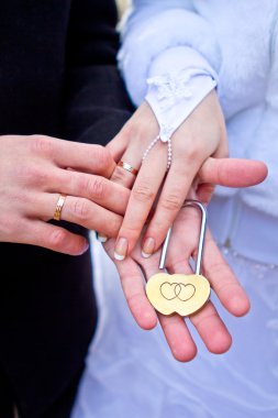 yeni evliler elinde asma kilit