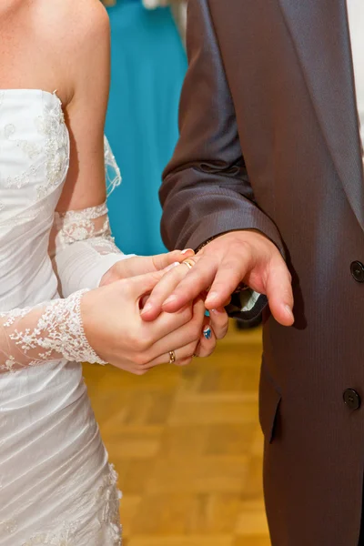 De bruid draagt een trouwring aan de bruidegom — Stockfoto