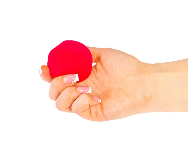 Mano de mujer con caja para anillos — Foto de Stock