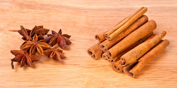 Cinnamon and anise on a wooden background — Stock Photo, Image