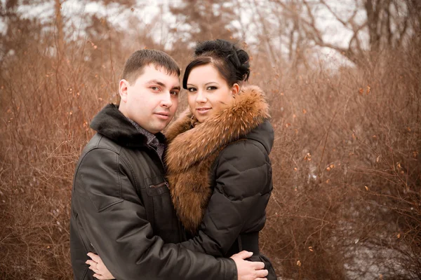 Retrato sensual de um jovem casal no inverno frio — Fotografia de Stock