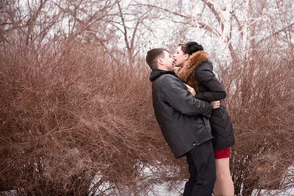 Al aire libre feliz pareja en el amor, poner en frío clima de invierno —  Fotos de Stock