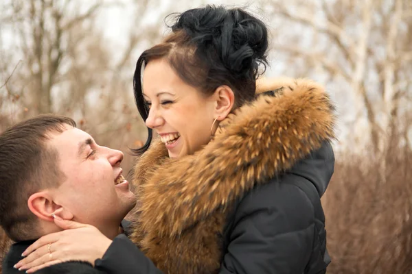 Utomhus lyckliga par i kärlek, sätta i kalla vintervädret — Stockfoto