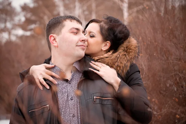 Couple heureux en plein air dans l'amour, mis dans le temps froid d'hiver — Photo