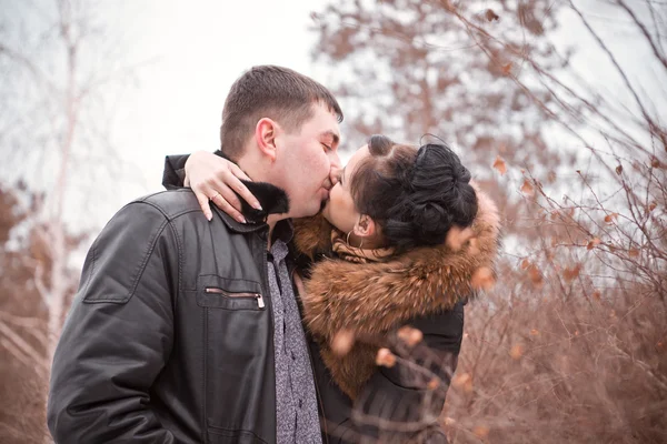 Al aire libre feliz pareja en el amor, poner en frío clima de invierno —  Fotos de Stock