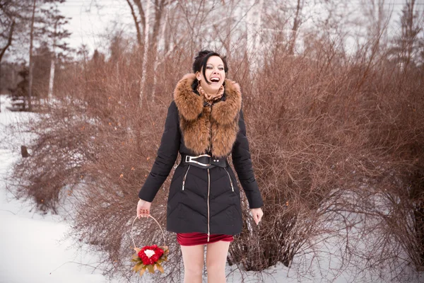Retrato de una niña en un parque de invierno —  Fotos de Stock