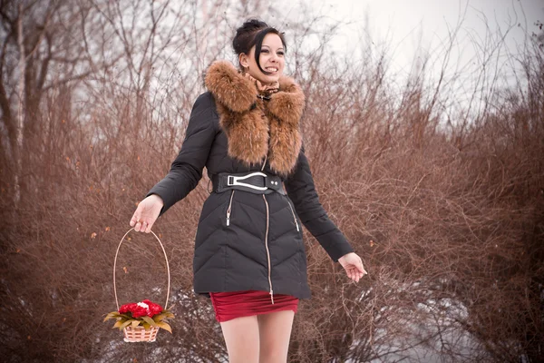 Retrato de una niña en un parque de invierno —  Fotos de Stock