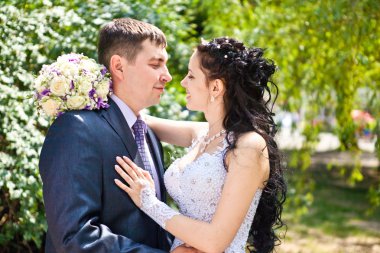 Gelin ve damadın birbirlerine bakıyorlar.