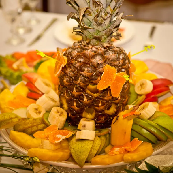 Fruktfat på bordet — Stockfoto