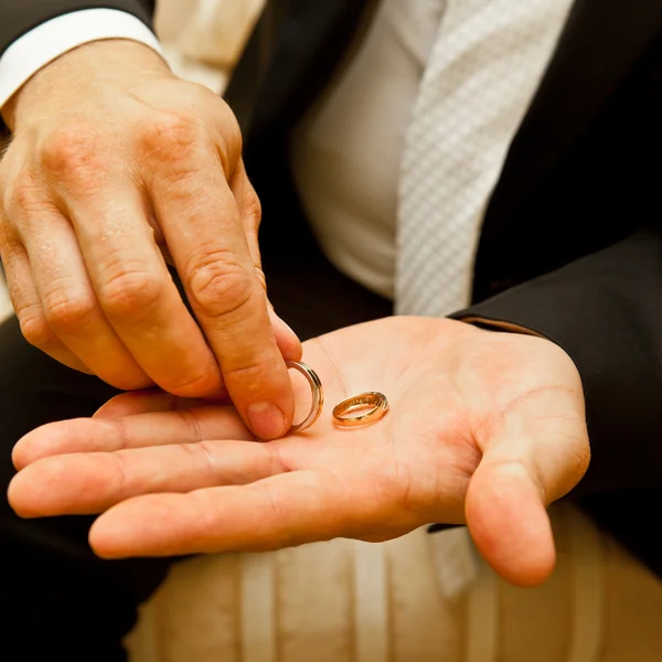 Anéis de casamento na palma da noiva — Fotografia de Stock