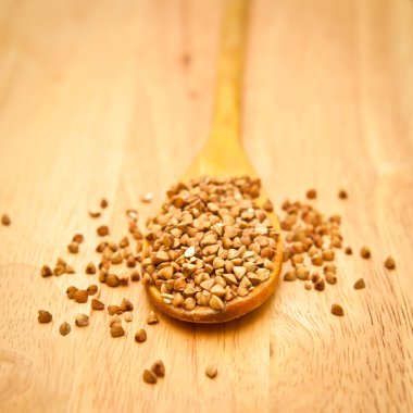 tahta kaşık üzerinde buğday