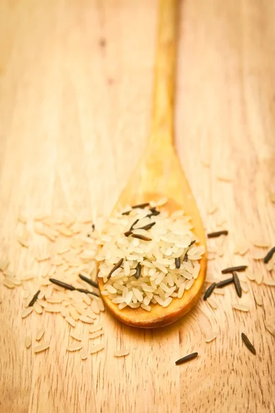 Reis auf Holzlöffel — Stockfoto