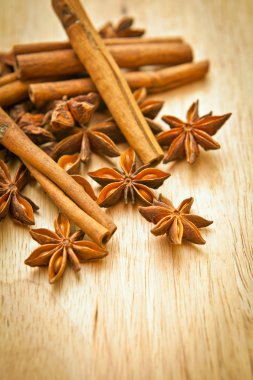 vanilya çubukları ve anasonu ahşap oyun tahtası