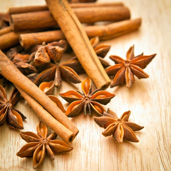 Vanilla sticks and star anise on a wooden board — Stock Photo, Image