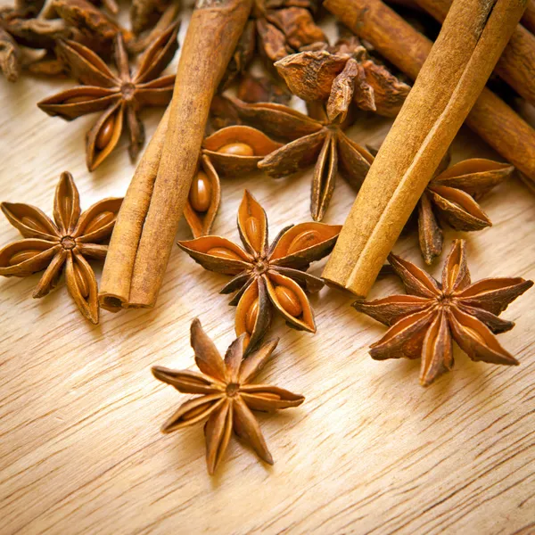 Vanilla sticks and star anise on a wooden board — Stock Photo, Image