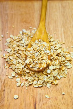 üzerine bir tahta kaşık yulaf gevreği