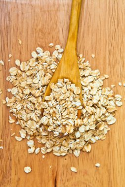 üzerine bir tahta kaşık yulaf gevreği