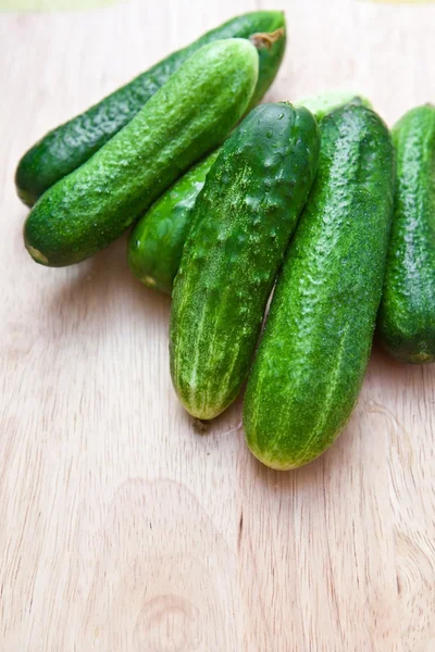 Pepino verde en el tablero — Foto de Stock