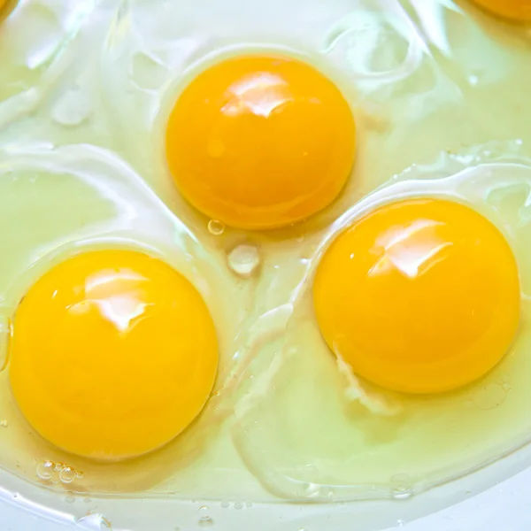 Proteína cruda y yema de huevo en una sartén — Foto de Stock