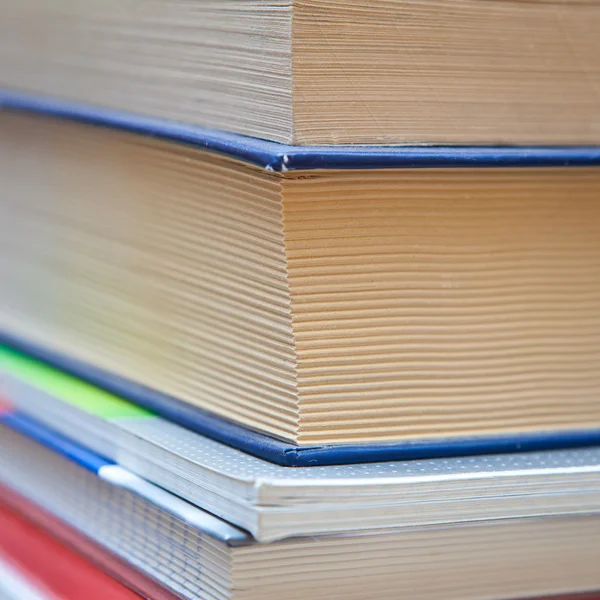 Een stapel boeken en notebooks close-up — Stockfoto