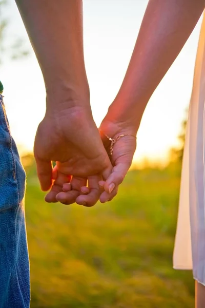 Young beautiful stylish couple in love holding hands — Stock Photo, Image