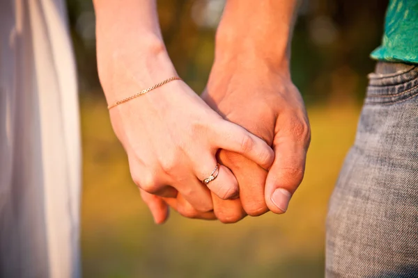 Jovem belo casal elegante no amor de mãos dadas — Fotografia de Stock