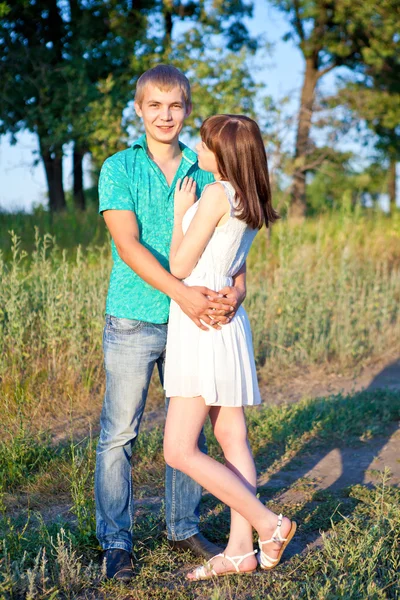 Jovem casal se divertindo ao ar livre — Fotografia de Stock