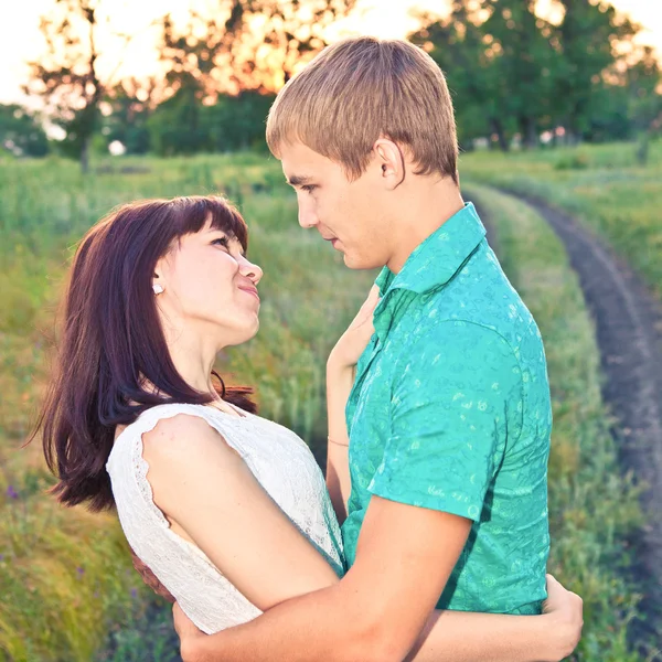 Ungt par i kärlek kyssas i skogen — Stockfoto