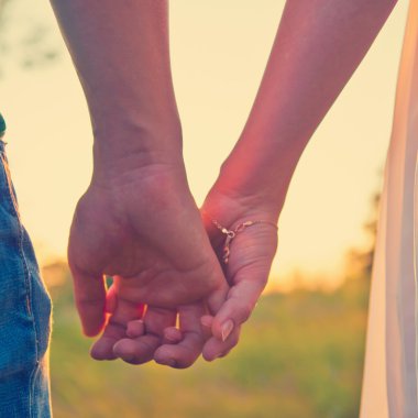 genç güzel şık çift el ele tutuşarak aşk