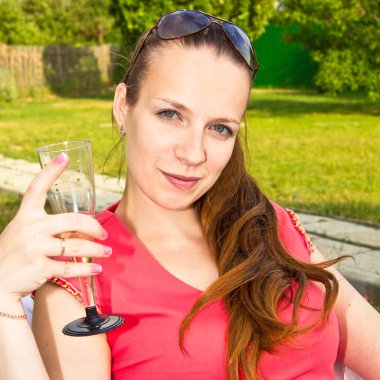 bir kadeh şampanya ile güzel bir genç kız portresi