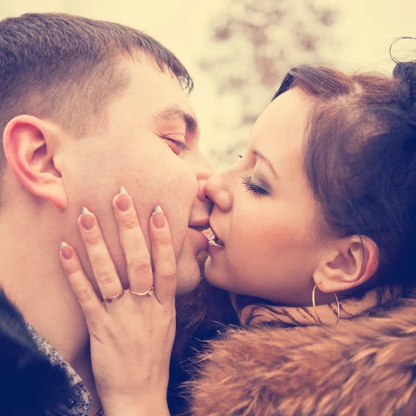 Lovers kiss in Winter Park — Stock Photo, Image