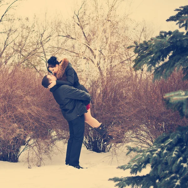 Οι εραστές φιλί στο πάρκο του χειμώνα — Φωτογραφία Αρχείου
