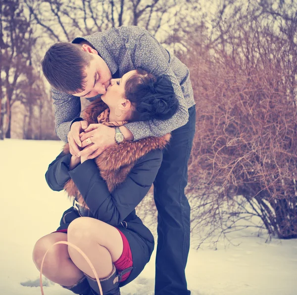 Lovers kiss in Winter Park — Stock Photo, Image