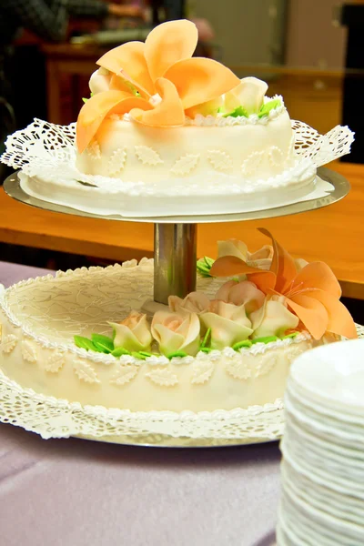 En vacker tårta på bordet — Stockfoto