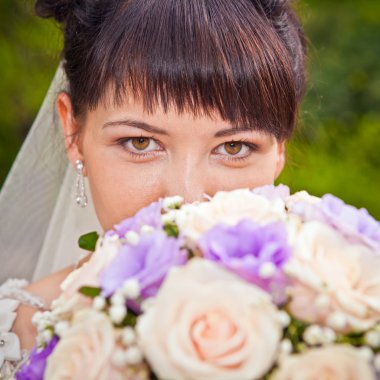 Gülümseyen güzel bir gelinin portresi