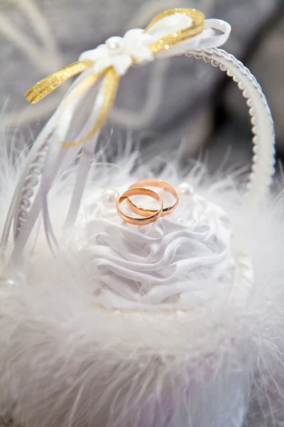 在白色的蓬松篮子里的结婚戒指 — 图库照片