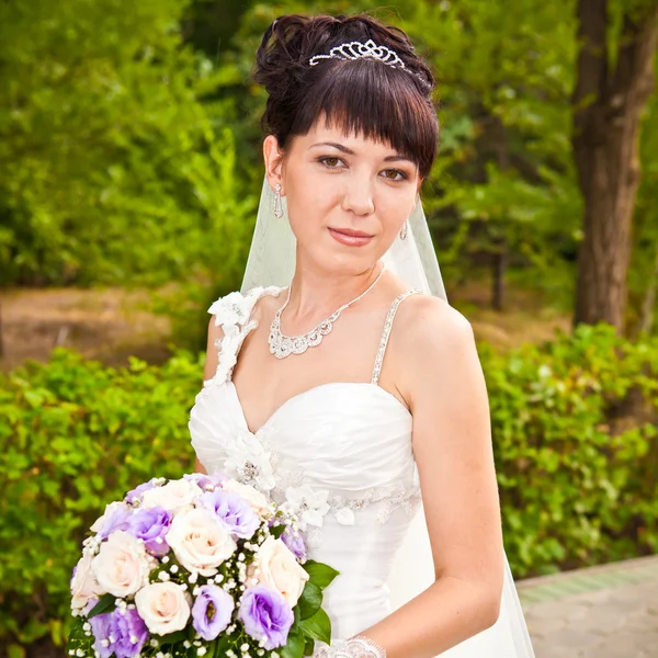 Retrato de uma bela noiva sorridente — Fotografia de Stock