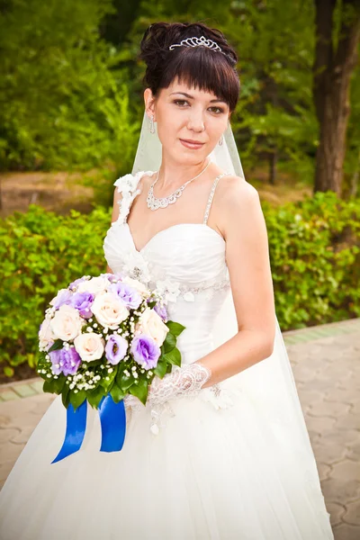 Retrato de una hermosa novia sonriente —  Fotos de Stock