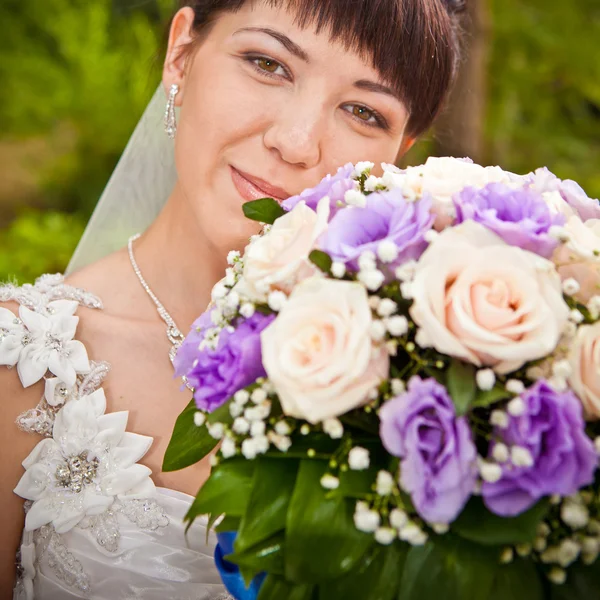 Retrato de una hermosa novia sonriente —  Fotos de Stock