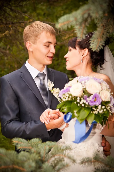 Hochzeitsporträts für Braut und Bräutigam im Freien — Stockfoto