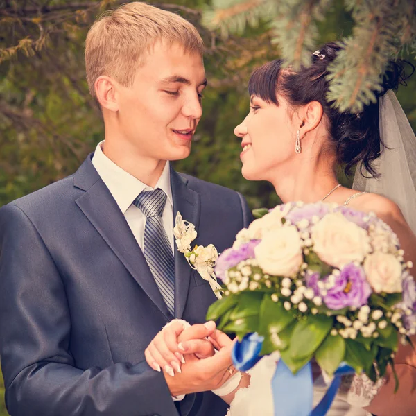 Menyasszony és a vőlegény szabadtéri esküvői portrék — Stock Fotó