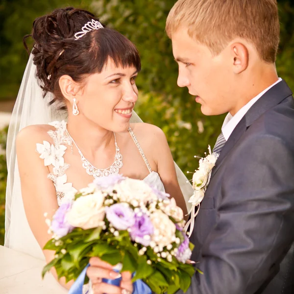 Bride and groom outdoor wedding portraits — Stock Photo, Image