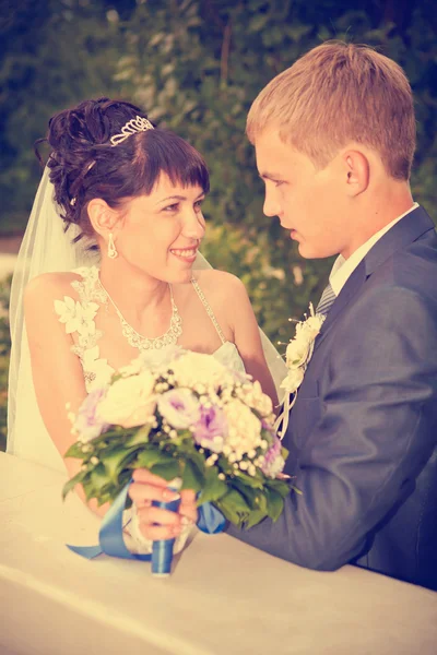 Noiva e noivo ao ar livre retratos de casamento — Fotografia de Stock