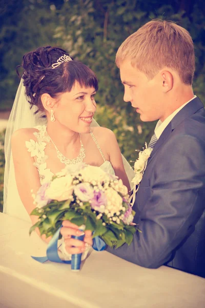 Bride and groom outdoor wedding portraits — Stock Photo, Image